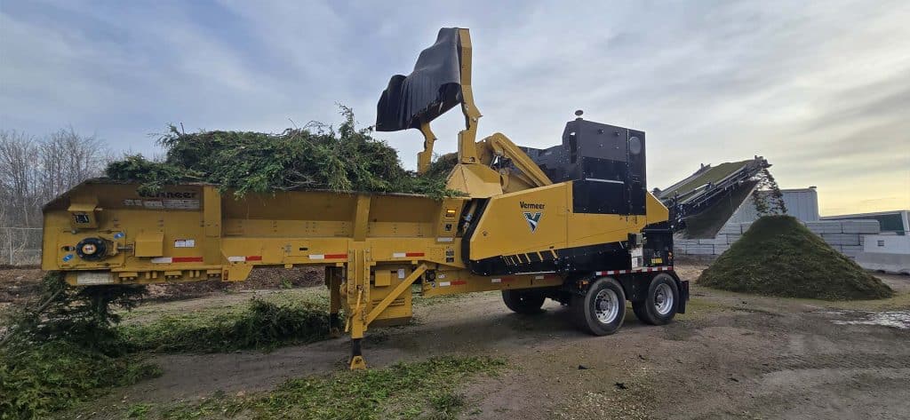 Broyeur industriel Vermeer en train de transformer des résidus verts et des branches en paillis