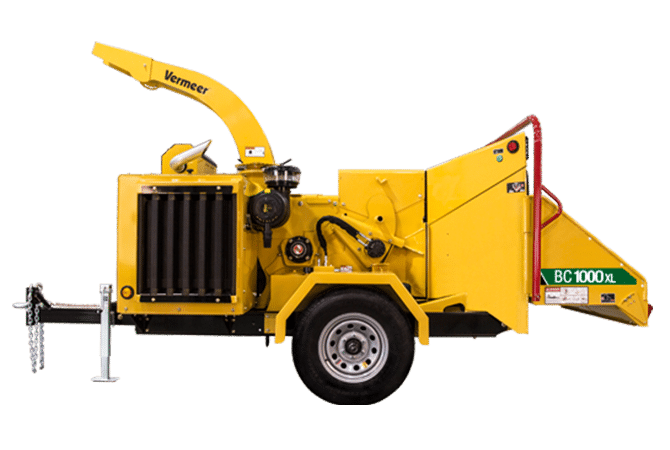 Déchiqueteuse Vermeer BC1000XL montée sur remorque, conçue pour le broyage efficace de branches et de résidus de bois sur chantier.
